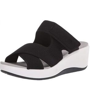NWT Clarks Cloudsteppers Women's Step Cali
Wave Wedge Sandals Black  Size 9